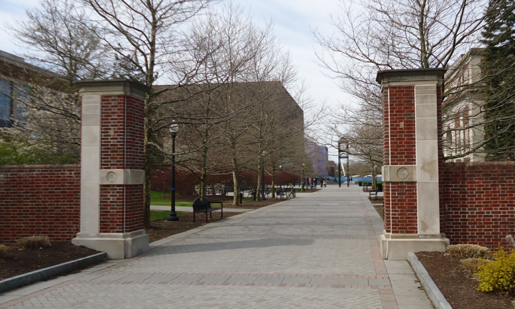 Campus_view_walkway_towards_Commons_at_the_University_of_Rochester