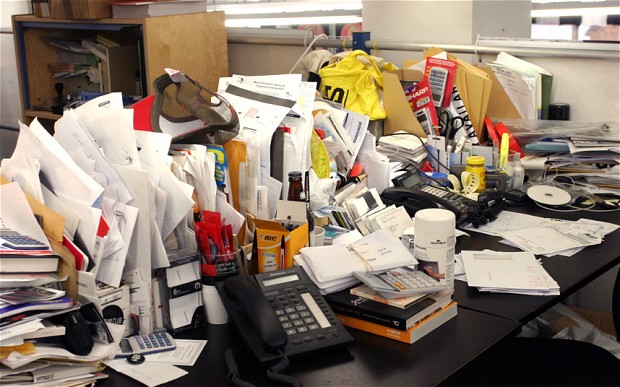 messy-desk_2637008b