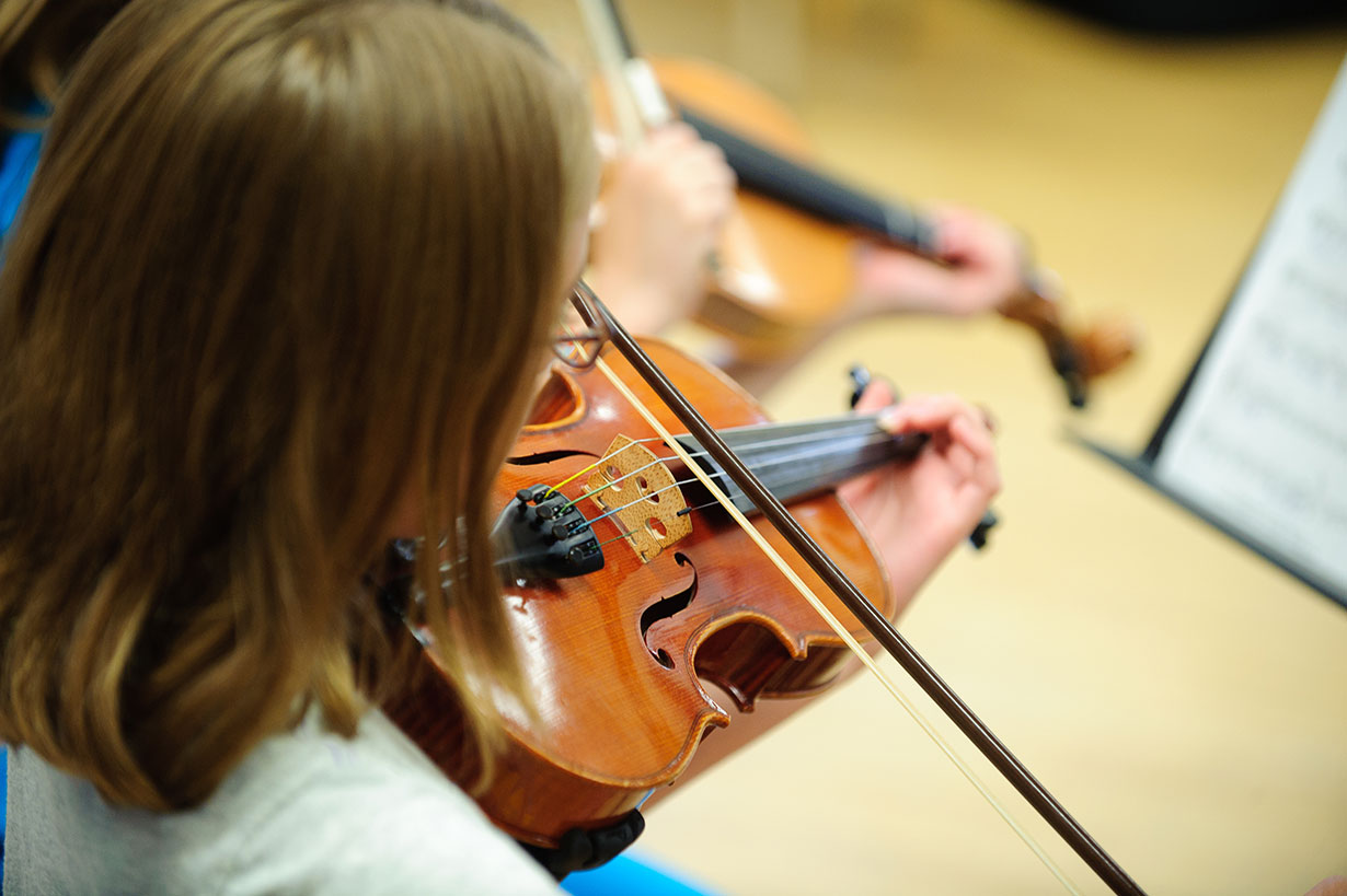 A student playing the violin.